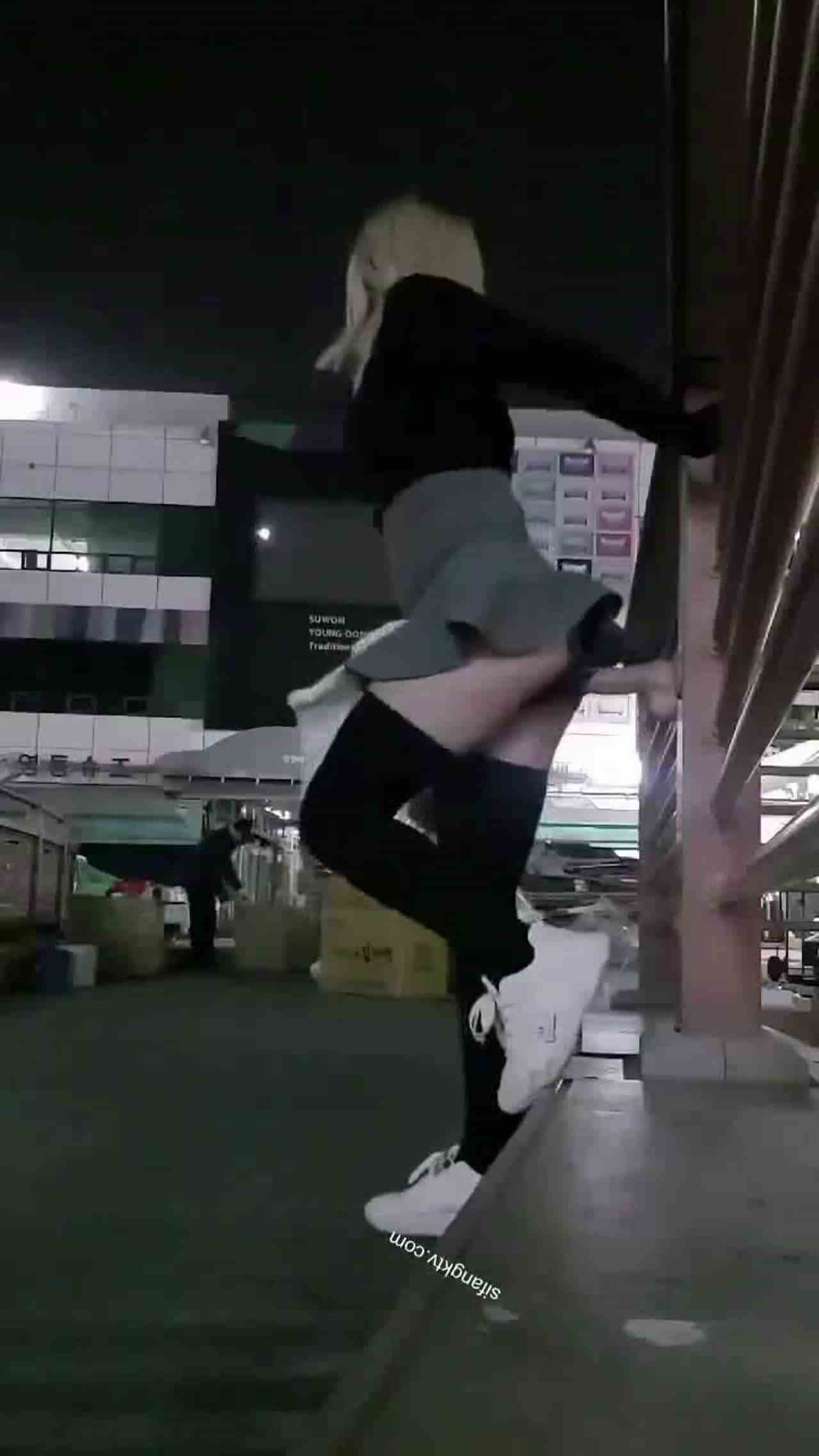  户外偷偷假屌插逼 的剧照7