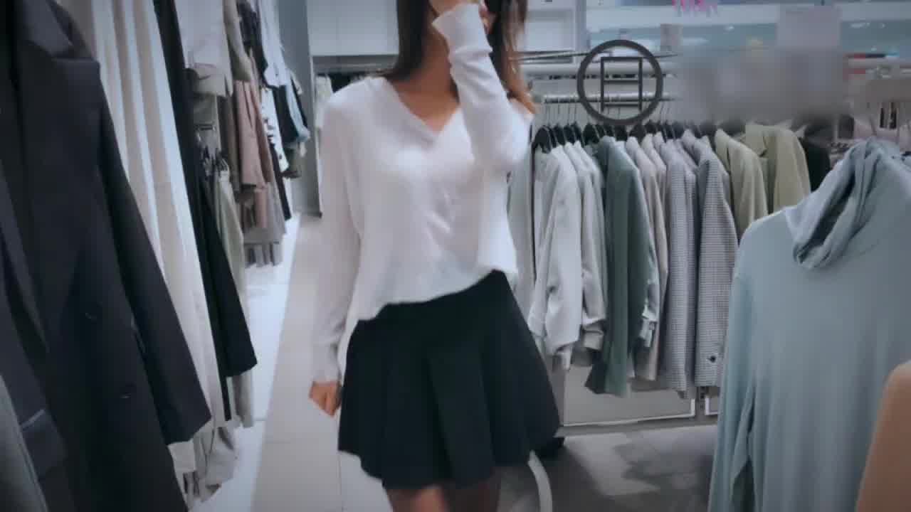  理万姬母狗的商场露出挑战 的剧照1