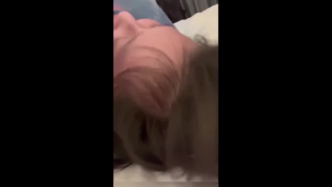  圈养的萝莉嫩妹小母狗，刚上大一的十八岁学生妹，露脸穿jk黑丝被暴力调教蹂躏，骚到骨子里了，对白很有趣 的剧照10