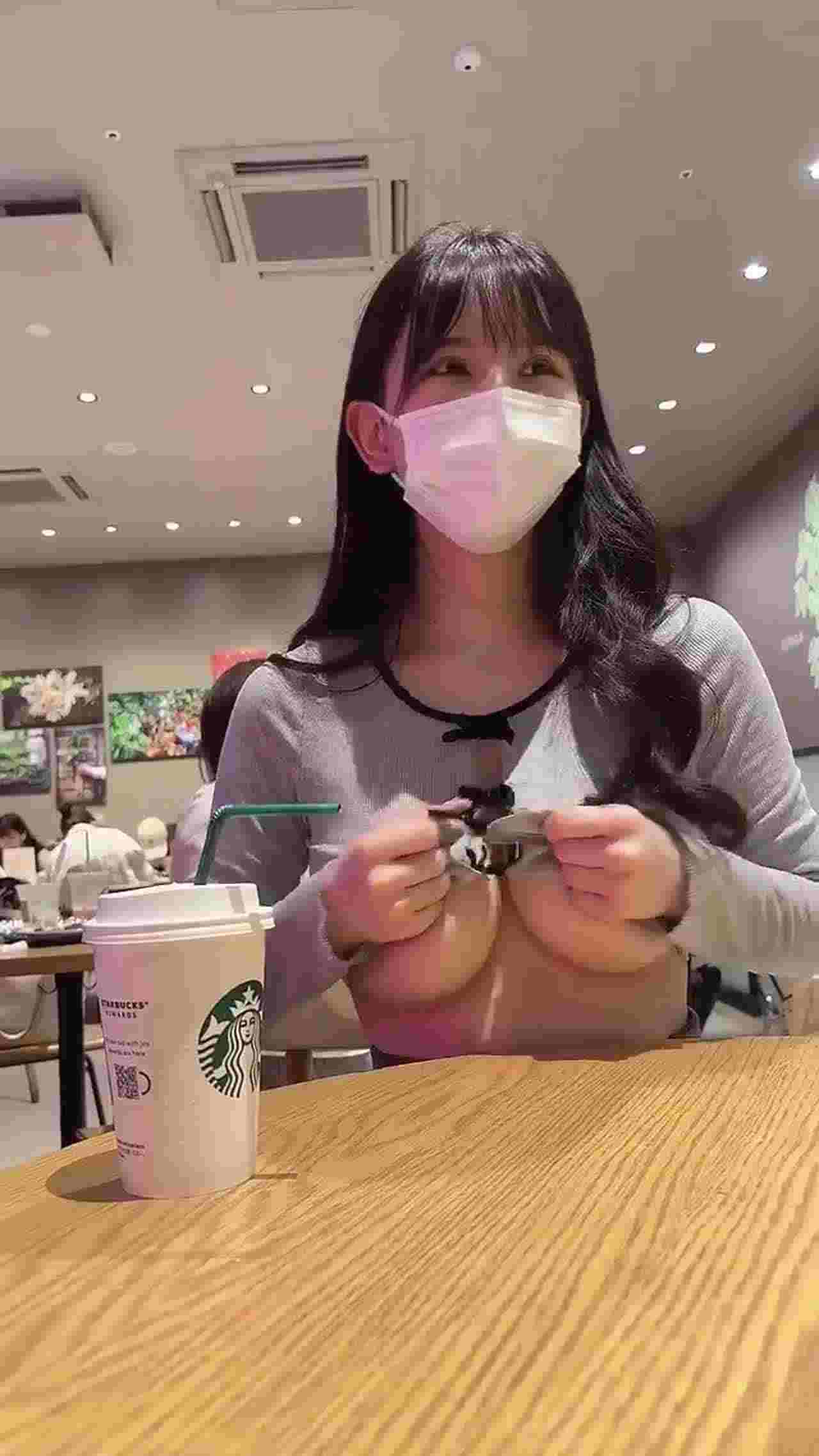  网红人妻一口一个湘湘子 - 小小的露出 的剧照10