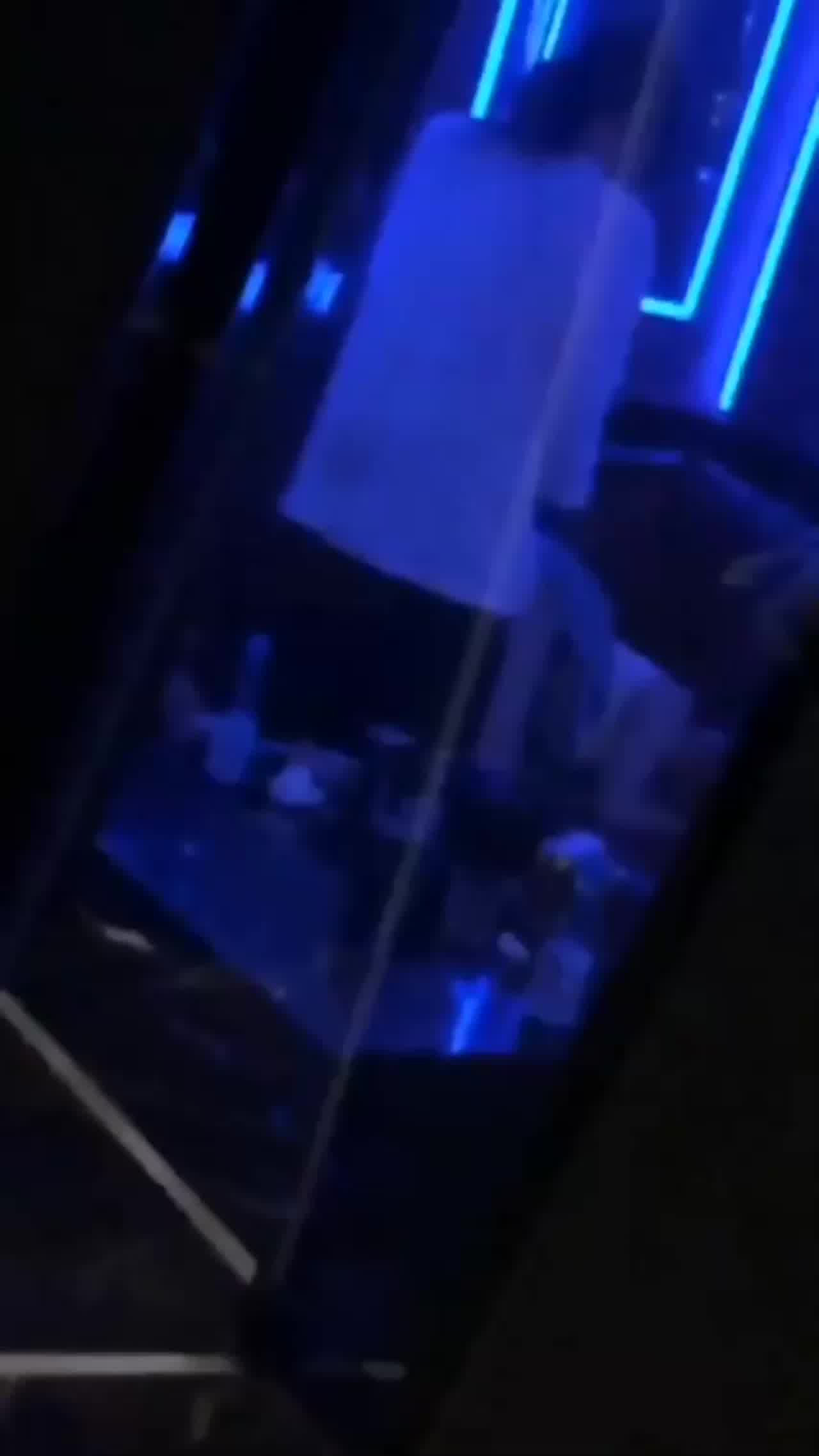  KTV包间偷拍大学情侣激情做爱 的剧照1