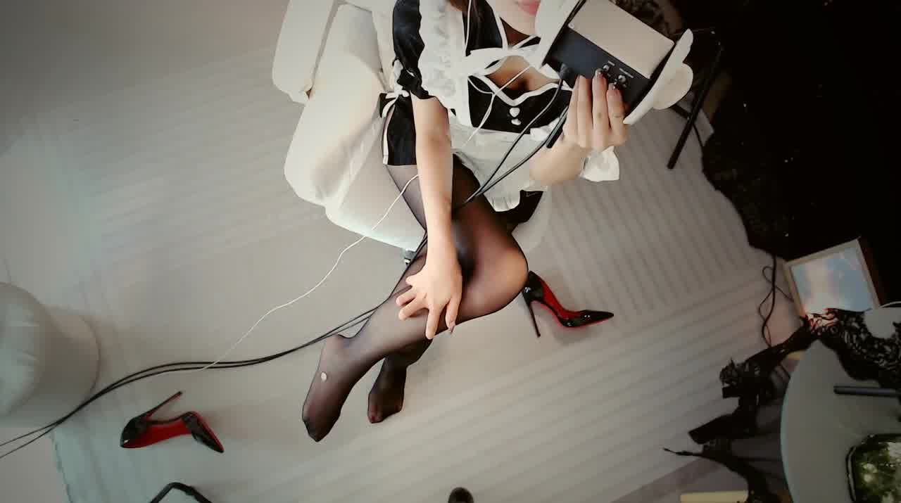  极致诱惑黑白双丝酥麻女仆的按摩掏耳圈圈ASMR 剧情哄睡助眠解压放松 的剧照4