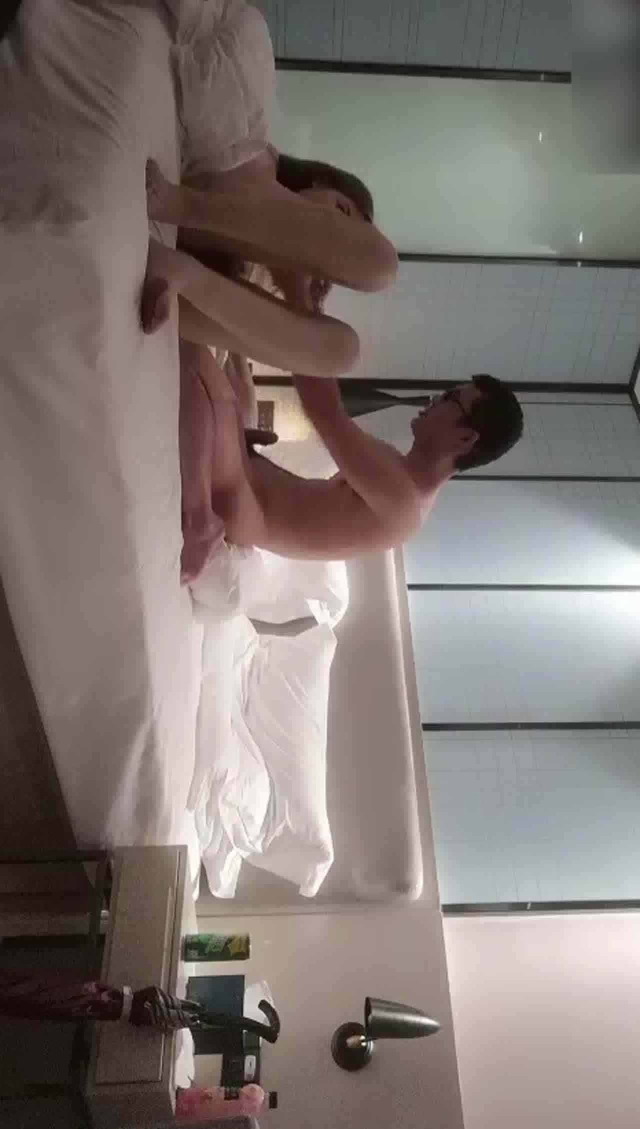  很漂亮的小姐姐，有点不高兴2 的剧照1