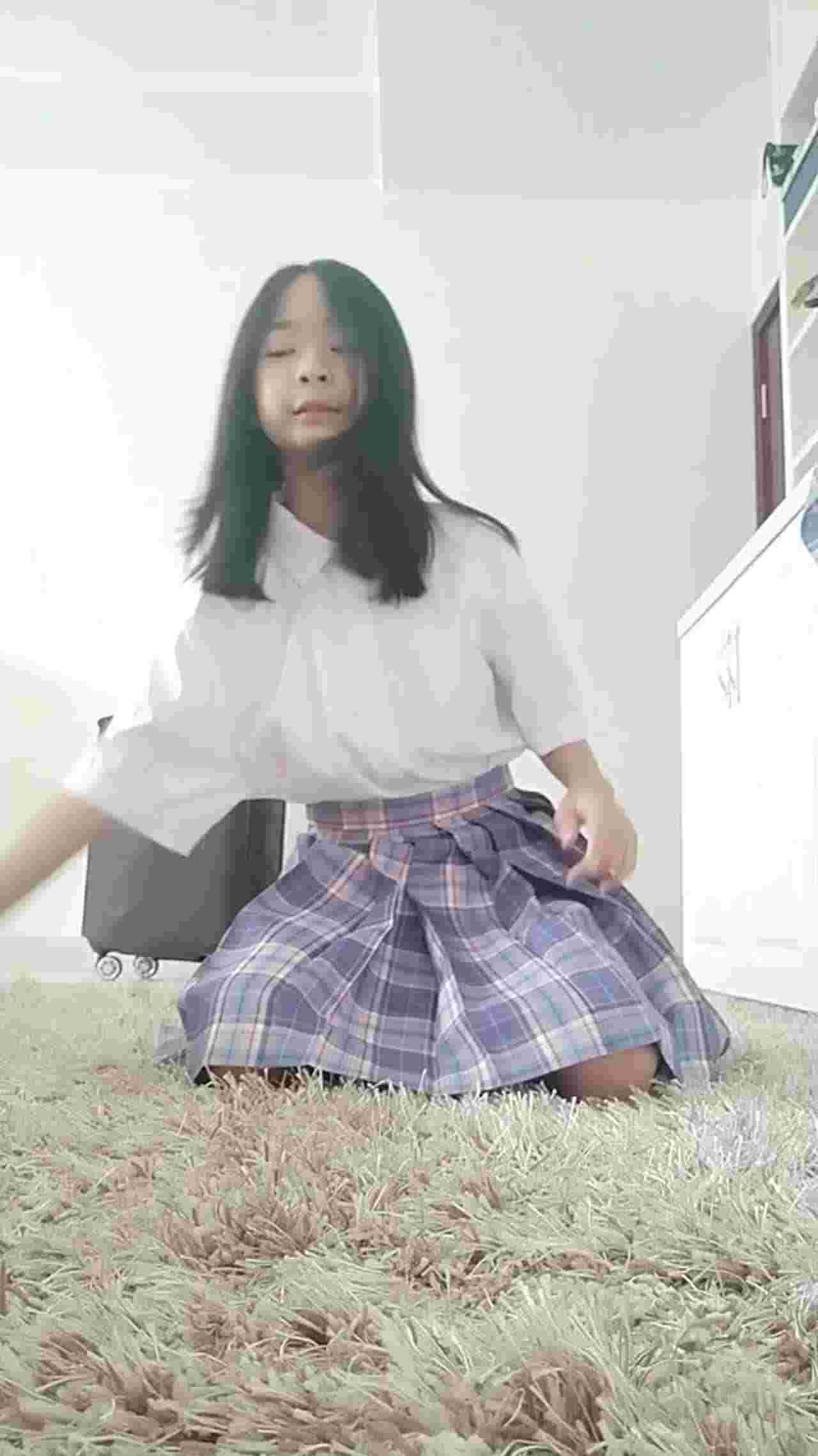  【小天使系列】一边自慰一边回答网友问题，整根笔都被插湿了。第一次做爱，为什么自慰，交男友不要大鸡巴 的剧照7