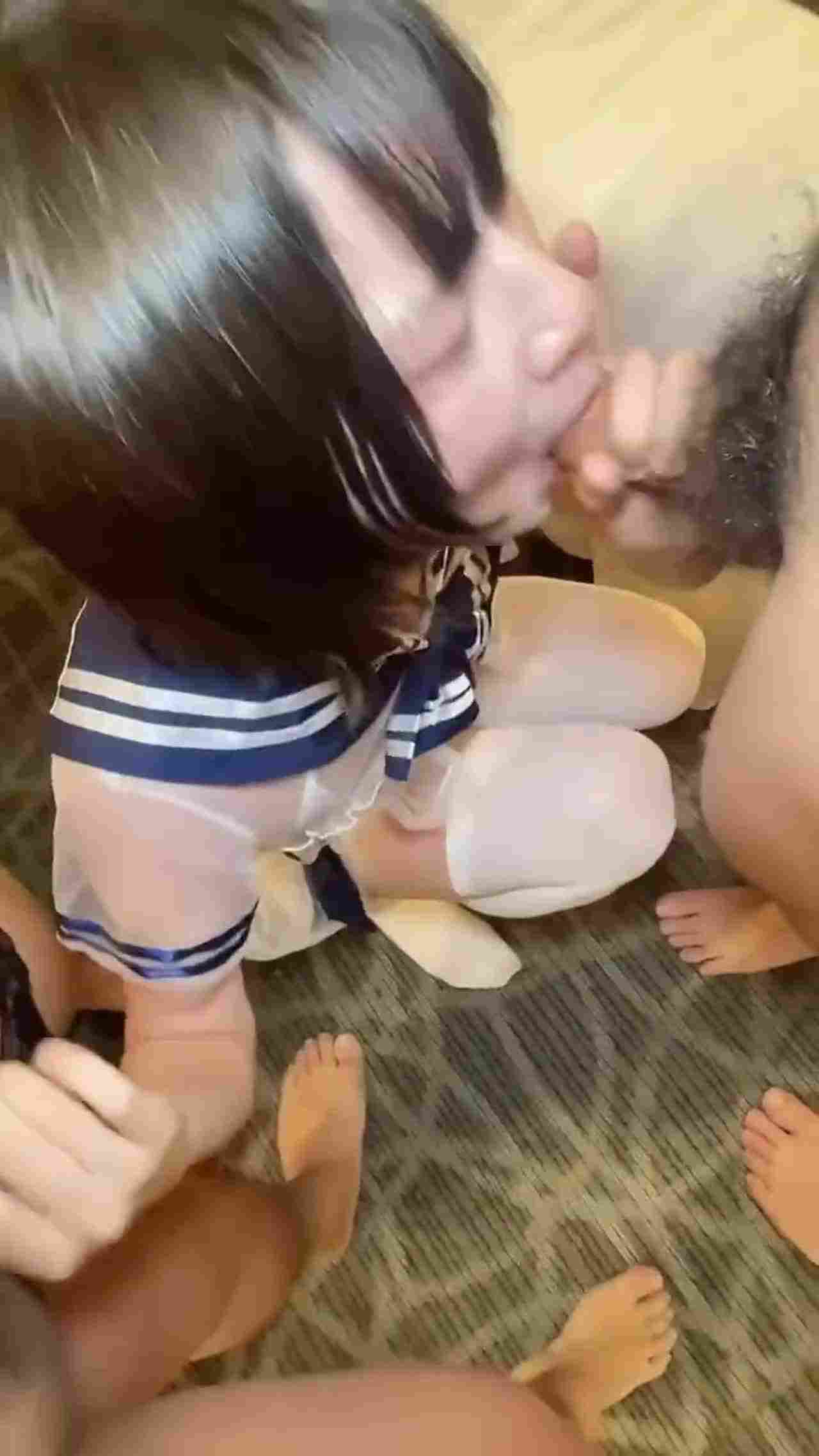  淫乱派对，制服淫娃们满脸都是精液，不给她还生气！ 的剧照3