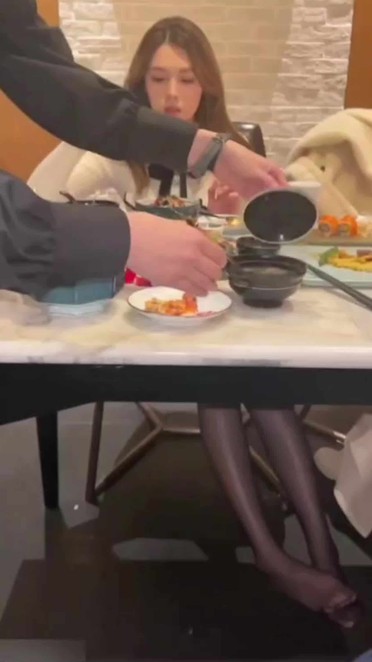  极品高颜值反差婊，露脸穿着黑丝在餐厅露出包厢内口交吃精后入 的剧照3