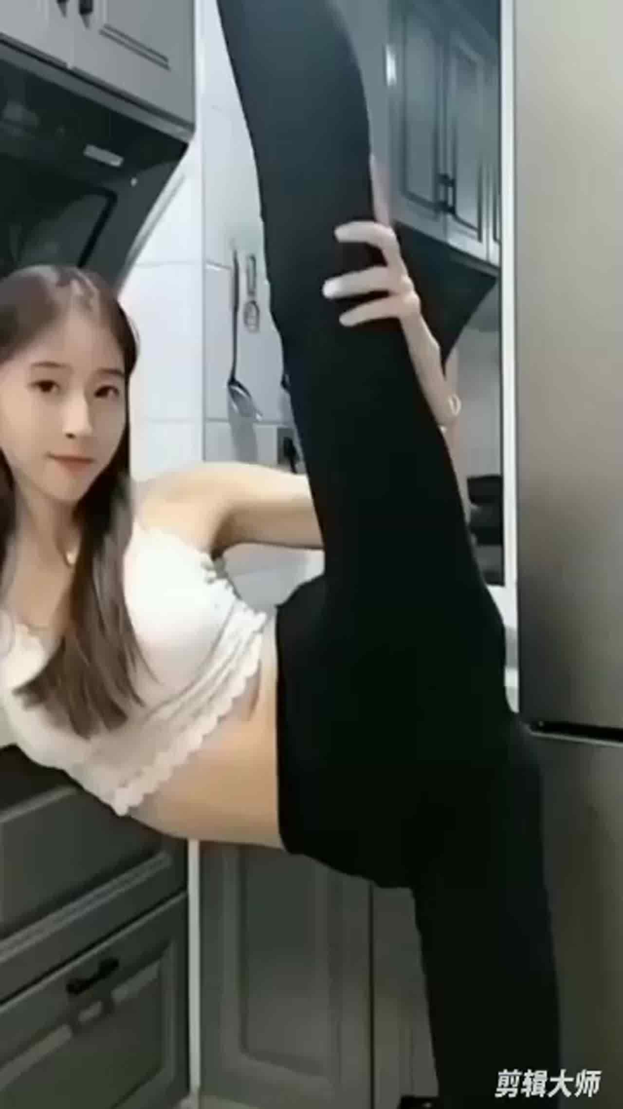  可爱芭蕾舞者的极致柔软度 的剧照5