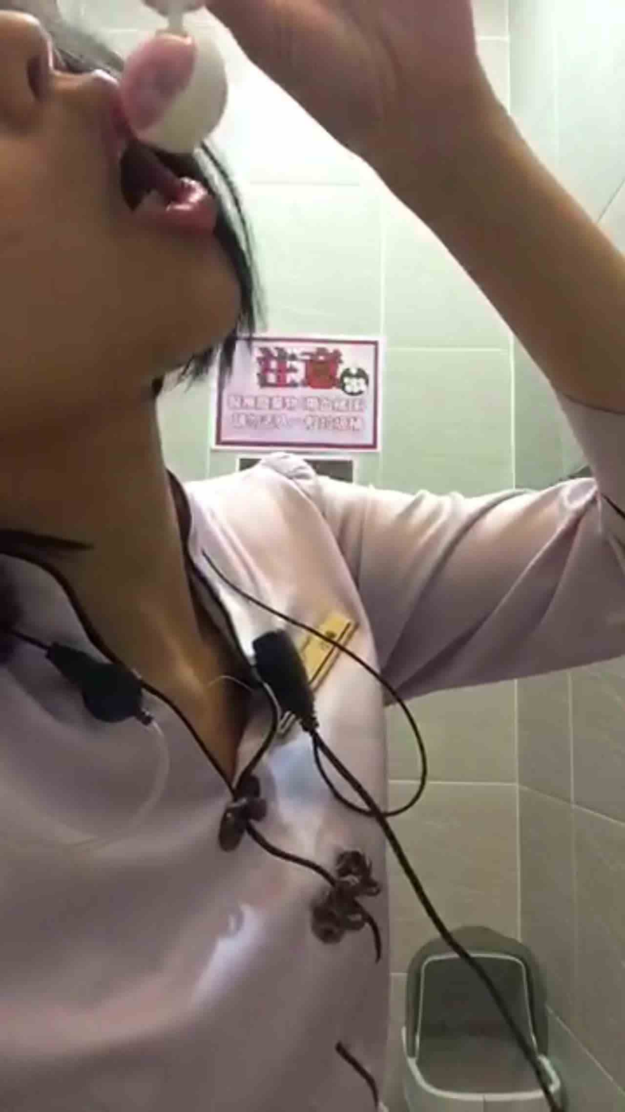  长袖祺袍短发空姐玩具肛塞假屌抽插 的剧照6