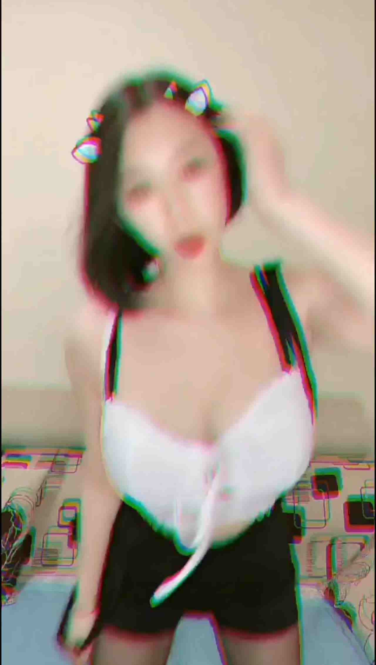  超美短发正妹晃起来够胸很 的剧照5