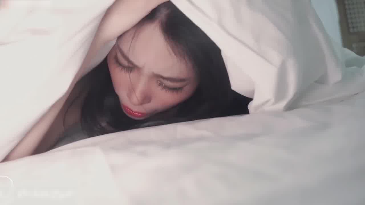  大奶美女【Miuzxc】继妹想成为小哥哥的性玩偶 的剧照1