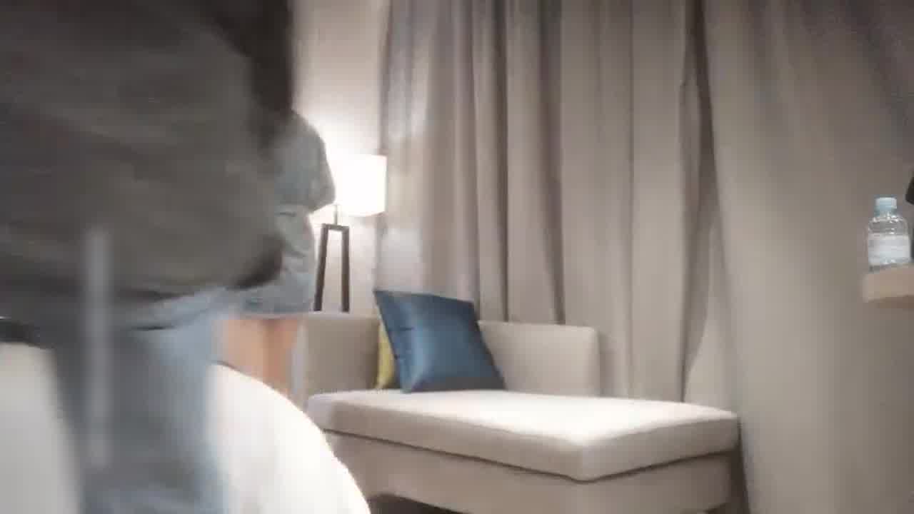  【午夜寻花】深夜探花约了个长发妹子，沙发脱衣扣逼舌吻69互舔猛操呻吟 的剧照2