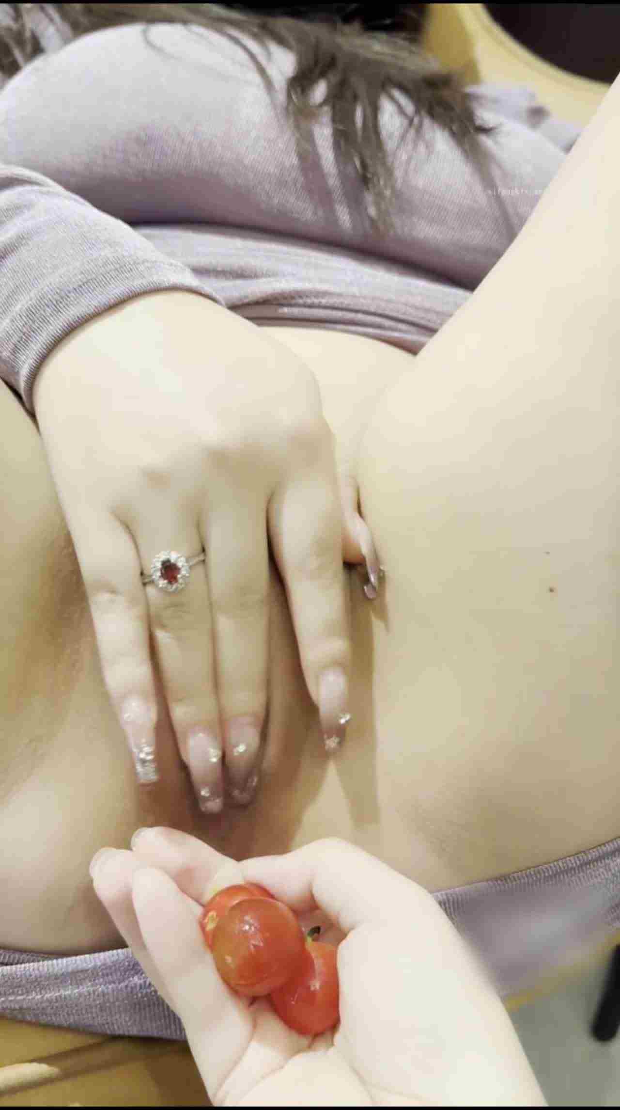  九儿 超极品肉感姐姐藏不住的巨乳嫩嫩的逼逼 西红柿沾点水来吃味道更佳 的剧照9