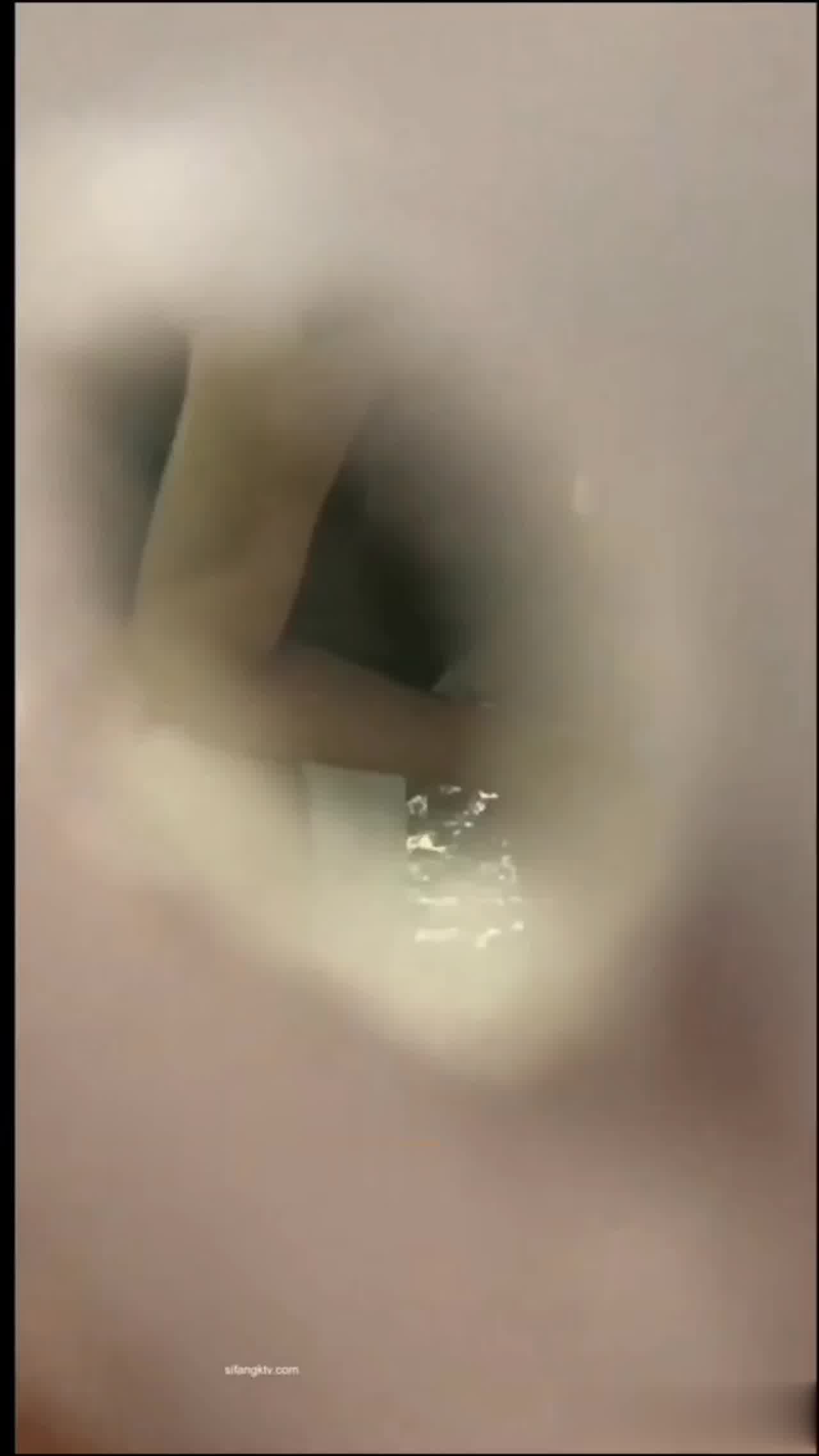  厕拍绿色长裙气质女神厕所放尿 的剧照3